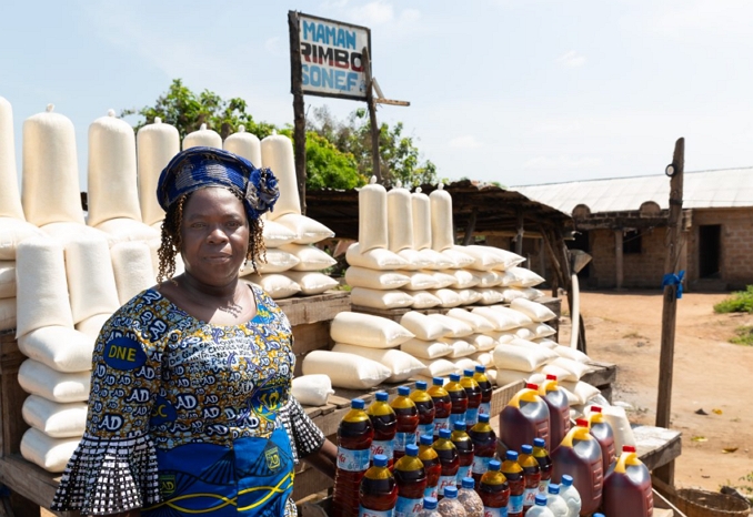 Jeanne Afia Hessou à côté de son kiosque en bordure de route à Dassa, Bénin