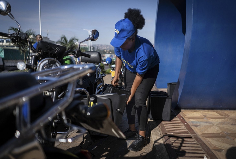 Un employé de Spiro remplace une batterie épuisée par une batterie entièrement chargée à Kigali, au Rwanda